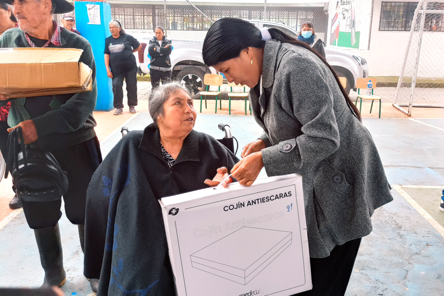 El Patronato Provincial de Chimborazo sigue demostrando su compromiso con los sectores más vulnerables de la provincia, esta vez en la parroquia Compud, cantón Chunchi. En un acto que reflejó el esfuerzo por mejorar la calidad de vida de los ciudadanos, se entregaron diversas ayudas técnicas a personas que requieren apoyo para su movilidad.