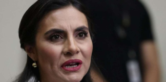 Con tres votos a favor, el Pleno del Tribunal Contencioso Electoral (TCE) ratificó este lunes 24 de marzo de 2025 la sentencia por violencia política de género contra Verónica Abad, tras una denuncia presentada por la canciller Gabriela Sommerfeld.