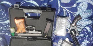 La Policía Nacional incautó armas de fuego y municiones en una vivienda de la parroquia San Andrés, cantón Guano, como parte de una investigación por violencia psicológica contra una mujer.