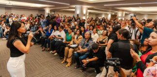 La candidata presidencial de la Revolución Ciudadana, Luisa González, participó en un conversatorio con más de 500 mujeres en Guayaquil, como parte de su agenda proselitista.