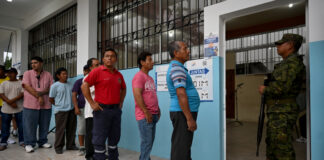 La jornada electoral correspondiente a la segunda vuelta presidencial se desarrolla con una notable participación ciudadana, según informó este domingo el Consejo Nacional Electoral (CNE). Desde las primeras horas del día, millones de ecuatorianos acudieron a las urnas para definir el rumbo del país entre dos propuestas políticas marcadamente distintas.