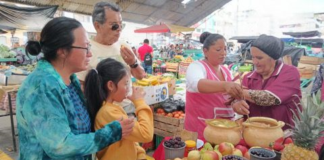 Una nueva propuesta culinaria ha nacido en la Plaza Primero de Mayo de Ambato, donde Leonor Córdova, junto a un grupo de comerciantes, ha reinventado la tradicional fanesca ecuatoriana con una versión dulce y frutal que ya está conquistando paladares.┬á
