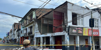Un fuerte sismo de magnitud 6 en la escala de Richter sacudió la provincia de Esmeraldas la mañana del viernes 25 de abril, dejando un saldo de daños materiales, heridos y alterando la infraestructura local.