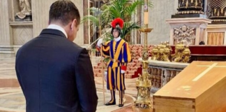 El presidente Daniel Noboa asistió al funeral del papa Francisco en el Vaticano, acompañado por la canciller Gabriela Sommerfeld. La ceremonia reunió a líderes de todo el mundo y reafirmó los lazos históricos entre Ecuador y la Santa Sede.