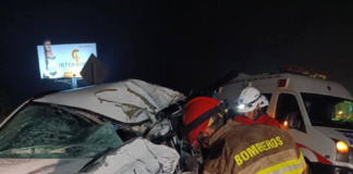 Una violenta colisión entre un jeep y un camión en el sector San Andrés, en el cantón Guano, cobró la vida de tres personas y dejó un herido, en un trágico hecho que movilizó a equipos de emergencia y conmocionó a la provincia de Chimborazo, el hecho ocurrió la noche del 26 de abril.