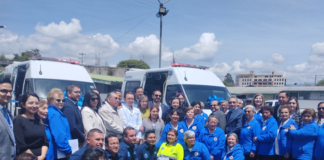 En un acto oficial realizado en el Hospital General de Riobamba, el Instituto Ecuatoriano de Seguridad Social (IESS) de Chimborazo recibió este lunes 7 de abril, dos nuevas ambulancias completamente equipadas, destinadas a mejorar la capacidad de respuesta médica en toda la provincia.