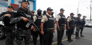 Ecuador vive una de las jornadas más intensas del año. El país se encuentra completamente movilizado y para garantizar la seguridad durante la segunda vuelta presidencial de hoy, domingo 13 de abril, desde el jueves 10, más de 56.500 policías patrullan calles, carreteras y recintos electorales. La operación incluye a unidades de prevención, inteligencia e investigación, en una estrategia nacional coordinada desde la Mesa de Seguridad Electoral.