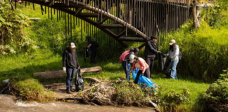 Cerca de 300 jóvenes del programa gubernamental Jóvenes en Acción, en colaboración con el Ministerio del Ambiente, Agua y Transición Ecológica (MAATE) Zonal 3 y la Dirección de Gestión Ambiental, Salubridad e Higiene del Municipio de Riobamba, realizaron una jornada de limpieza que resultó en la recolección de 2.7 toneladas de residuos sólidos en diversos espacios naturales de la ciudad.