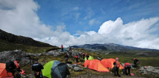 Los imponentes picos de Chimborazo, un destino popular para aventureros, también representan un desafío para su conservación y seguridad. Por ello, los guardaparques de la Reserva de Fauna Chimborazo iniciaron una capacitación en rescates de alta montaña, centrada en el volcán Carihuairazo, uno de los principales destinos de escalada de la provincia.