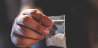 Detrás de las paredes de una casa aparentemente común en Guano, se escondía una operación de narcotráfico que terminó con su residente condenado a 19 años de prisión. Luis R.G. fue hallado culpable del delito de tráfico de drogas en alta escala, tras una investigación que reveló el alcance de sus actividades ilícitas.
