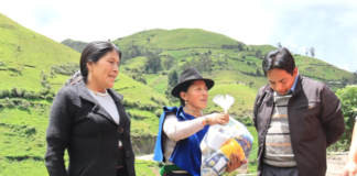En respuesta a la difícil situación que atraviesan varias comunidades del cantón Colta debido a las intensas lluvias, el Patronato Provincial de la Prefectura de Chimborazo llevó a cabo una jornada solidaria en la parroquia Columbe, entregando kits de alimentación y ropa a familias afectadas por los recientes deslaves y daños materiales en la zona.