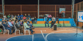 La noche del miércoles 16 de abril, los moradores del barrio Santo Domingo y sectores aledaños participaron activamente en la socialización del proyecto de mejoramiento e implementación de los sistemas de alcantarillado de Puyo, una obra clave que será reactivada en los próximos días por la actual administración municipal, liderada por el alcalde Germán Flores Meza.