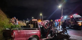 Un accidente de tránsito registrado la noche del 25 de abril en la vía Panamericana Norte, a la altura del sector San Andrés, provincia de Chimborazo, dejó como saldo tres personas heridas, dos de las cuales fallecieron, según información oficial proporcionada por el Centro Operativo Local ECU 911 Riobamba.