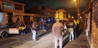 La noche del 3 de abril no fue una más, para los vecinos del sector Politécnica, lo que comenzó como una patrulla preventiva rutinaria, terminó en una violenta persecución con intercambios de disparos, un antisocial abatido y dos sujetos detenidos. La acción policial, rápida y contundente, se dio tras una alerta del ECU 911 por un presunto robo a domicilio.