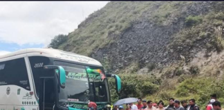Un violento accidente de tránsito sacudió la mañana del sábado 5 de abril en el paso lateral de Ambato, a la altura del sector las Viñas. El siniestro, que involucró a un bus de transporte público y una camioneta particular, dejó como saldo al menos cuatro personas heridas, según el reporte preliminar de las autoridades.