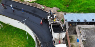 En un paso firme hacia la mejora de la infraestructura educativa del cantón, el Municipio de Guaranda ha dado inicio a las esperadas obras de asfaltado en la Unidad Educativa Roberto Arregui, cumpliendo con el compromiso asumido con la comunidad estudiantil y vecinos del sector.