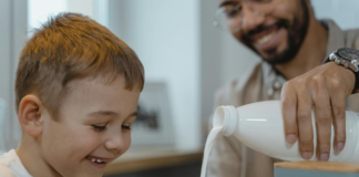 Los lácteos son una fuente clave de nutrientes esenciales para el desarrollo infantil. Desde el primer año de vida, la leche y sus derivados proporcionan calcio, proteínas de alto valor biológico, grasas saludables y vitaminas fundamentales para el crecimiento.