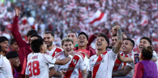 El Superclásico volvió a teñirse de rojo y blanco, River Plate superó por 2-1 a Boca Juniors en la fecha 15 del Torneo Apertura. Un golazo de Franco Mastantuono y la solvencia de Franco Armani en los momentos decisivos fueron los pilares de una victoria que reafirma el dominio millonario en los choques recientes ante su eterno rival.
