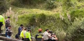 El 1 de abril, autoridades locales, incluyendo al Cuerpo de Bomberos, la Policía Nacional y Criminalística, se desplazaron de inmediato a la vía Aguaján en Ambato, luego de recibir la alerta de los vecinos sobre la aparición de un cuerpo sin vida atrapado entre las rocas del río Ambato.