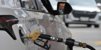 Desde las 00H00 de este sábado 12 de abril de 2025, la gasolina extra y ecopaís de 85 octanos bajó de precio en Ecuador. Así lo señaló el secretario ejecutivo de la Cámara Nacional de Distribuidores de Derivados del Petróleo del Ecuador (Camddepe), Oswaldo Erazo.