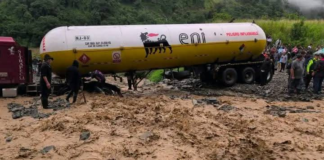 El 11 de abril, la vía Balbanera ÔÇô Pallatanga quedó completamente bloqueada debido a un deslizamiento de tierra en el sector Laucay, La Colombina, en el cantón Pallatanga. El derrumbe cubrió por completo los dos sentidos de la vía, dificultando el paso vehicular y generando una importante congestión.