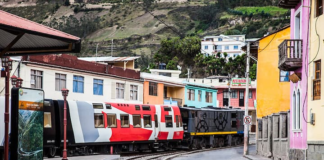 Tras cinco años de inactividad, la famosa ruta ferroviaria AlausíÔÇôSibambe, conocida como la “Nariz del Diablo”, está lista para reactivarse. En el cantón Alausí, provincia de Chimborazo, la expectativa crece con los avances en la rehabilitación de este tramo, que ha sido considerado una de las rutas más espectaculares del mundo.