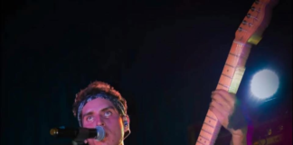 El cantautor ecuatoriano James EC regresa a la escena musical con “La Princesa y el Triste”, una balada rock que marca el inicio de una nueva etapa en su carrera. Con una letra introspectiva y una instrumentación que fusiona el rock con matices ecuatorianos, la canción se presenta como una confesión sincera sobre el desamor y la búsqueda de identidad.