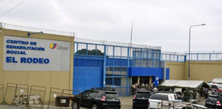 Tres guías penitenciarios fueron asesinados a tiros la mañana del 7 de abril en la vía Portoviejo-Calderón, en Manabí, los agentes se dirigían a la cárcel El Rodeo para iniciar su turno cuando fueron interceptados por sicarios en motocicleta, a pocos metros de un reductor de velocidad.
