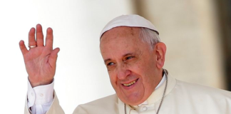 El papa Francisco, líder espiritual de la Iglesia Católica desde 2013, falleció esta mañana a los 88 años en su residencia del Vaticano, según confirmó el cardenal Kevin Joseph Farrel en un emotivo comunicado.