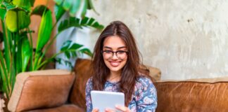 Hoy en día muchas personas se sumergen en la lectura, y cada vez más lo hacen a través de dispositivos digitales.