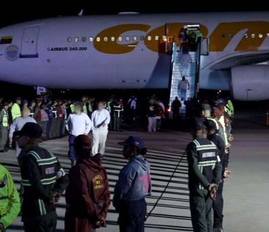 La Corte Suprema de los Estados Unidos aprobó el lunes 7 de abril de 2025, de manera temporal, que el presidente Donald Trump invocara la Ley de Enemigos Extranjeros de 1798 para acelerar las deportaciones de presuntos miembros de pandillas.