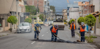Las labores de mantenimiento vial programadas en Riobamba presentan demoras debido a la actual escasez de asfalto a nivel nacional. Así lo informó el Municipio de Riobamba, tras confirmar que la falta de suministro ha afectado el cronograma de obras de bacheo previstas en distintos sectores de la ciudad.