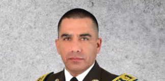 Daniel Noboa Azín, presidente de Ecuador ┬áfirmó este 2 de mayo dos decretos ejecutivos que reorganizan profundamente la cúpula de la Policía Nacional. Con las firmas de los Decretos 618 y 619, el mandatario anunció el cese de tres generales de distrito y designó al General Pablo Vinicio Dávila Maldonado como nuevo comandante general de la institución policial.