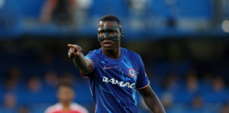 El Chelsea se impuso 1-0 al Manchester United en un duelo que dejó más preguntas que respuestas en cuanto al nivel futbolístico de dos históricos del fútbol inglés. La victoria, sin embargo, tuvo un alto valor para los locales: los mantiene en el cuarto lugar de la Premier League y con ello, cerca de un boleto directo a la próxima Champions League.