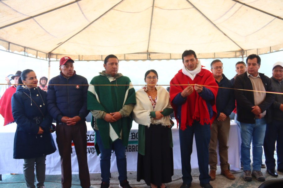 En un acto lleno de simbolismo y compromiso con el desarrollo rural, el Prefecto de Bolívar, Aníbal Coronel Monar, junto a la Viceprefecta, María Elena Coles, técnicos de la Secretaría de Riego y Drenaje del GADPB, y representantes de la Junta de Riego, realizaron la entrega oficial del nuevo Sistema de Riego en la comunidad de Gerrana, ubicada en la parroquia Simiatug.
