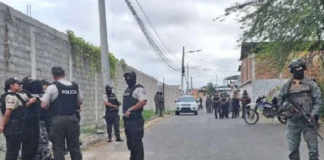 Un nuevo sistema ilegal de videovigilancia fue desmantelado por la Policía Nacional en la casa de Adolfo Macías, alias “Fito”, en Manta. No es la primera vez que se detecta este tipo de tecnología en ese inmueble: en julio de 2024, ya se había intervenido una red similar en el mismo lugar.