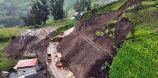 Continúan los trabajos de emergencia en el sector “El Tejar” de la vía Guaranda ÔÇô Chimbo, afectada por un deslizamiento de tierra. Este viernes se realizó un nuevo sobrevuelo técnico con dron, a fin de evaluar el progreso de las labores de mitigación en la zona.