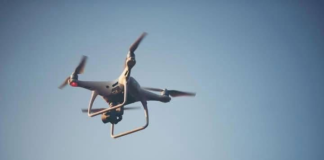 La Dirección General de Aviación Civil (DGAC) emitió nuevas disposiciones sobre el uso de drones en el país, restringiendo su operación en zonas donde se pueda vulnerar la privacidad de personas o propiedades privadas.
