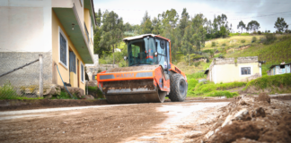 La Prefectura de Chimborazo, a través de la Dirección de Conectividad Vial, ejecuta trabajos de mejoramiento en la vía Gatazo Centro - Hospital, situada en la parroquia Cajabamba, cantón Colta. El proyecto busca potenciar la conectividad rural y facilitar el acceso a servicios esenciales para la población.