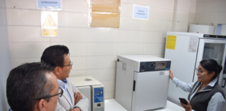 Este 7 de mayo, con el objetivo de mejorar la calidad de los servicios de agua potable y saneamiento en Ecuador, la Unión Europea (UE), en colaboración con el Banco de Desarrollo del Ecuador B.P. (BDE B.P.), entregó modernos equipos de laboratorio al Gobierno Autónomo Descentralizado (GAD) Municipal de Guano.