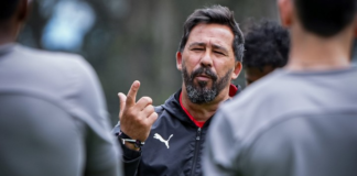 Liga Deportiva Universitaria, oficializó la salida del técnico argentino Pablo “Vitamina” Sánchez, justo en la antesala de un compromiso definitorio por la Copa Libertadores. El Rey de Copas, busca recomponerse tras una seguidilla negativa que terminó por minar la confianza en el estratega, a pesar de los éxitos recientes.