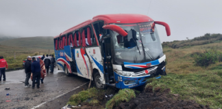 Un accidente de tránsito ocurrido la tarde del lunes 5 de mayo en el cerro Navag, cantón Colta, dejó un herido grave. Un bus de la Cooperativa Pelileo, que viajaba en la vía ColtaÔÇôPallatanga, perdió el control y se volcó, provocando la movilización de unidades de emergencia.