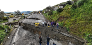 Un deslizamiento de tierra provocado por las intensas lluvias afectó gravemente al sector de Sarahusha, en la parroquia Zumbahua, provincia de Cotopaxi, causando daños en viviendas y vías.