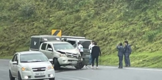 Un grave accidente de tránsito ocurrido el 12 de mayo en la peligrosa curva de Aypud, en la carretera Panamericana Sur E35, dejó varios heridos. El siniestro, que involucró una camioneta doble cabina y una buseta, ocurrió en uno de los tramos más críticos de la ruta, conocido por su alta peligrosidad, cerca del cantón Alausí, en la provincia de Chimborazo.