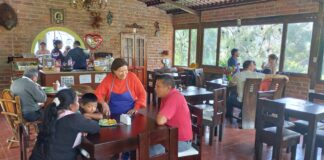 Carmita Romelia González, gerente propietaria del emprendimiento gastronómico “LAS ROMELIAS RESTAURANTE” en una breve entrevista para Diario Los Andes, narró su historia de vida y cuál ha sido el proceso de crecimiento del emprendimiento en mención, desde sus inicios hasta la actualidad en la comunidad de Guazazo perteneciente a la parroquia Quimiag del cantón Riobamba.