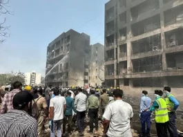 Un avión de pasajeros que partía de la ciudad de Ahmedabad con destino a Londres se estrelló este jueves poco después del despegue, dejando un saldo trágico aún por confirmar. La aeronave, un Boeing 787-8 Dreamliner, había despegado a las 13:38, hora local, con destino al aeropuerto de Gatwick, en el Reino Unido.