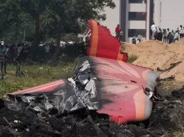 Un avión de pasajeros de la aerolínea Air India se estrelló este jueves 12 de junio en la ciudad de Ahmedabad, poco después de despegar con destino a Londres. La tragedia dejó al menos 204 personas fallecidas y, según fuentes del operativo de rescate, no se han encontrado sobrevivientes.