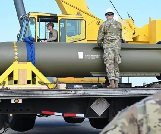 En una operación de alto impacto llevada a cabo la madrugada del domingo, Estados Unidos empleó por primera vez en combate la GBU-57A/B, conocida como la bomba "rompebúnkeres" más potente del mundo, con el objetivo de inutilizar las instalaciones nucleares subterráneas de Irán.