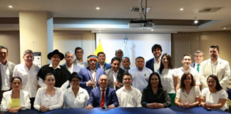 El presidente Daniel Noboa fue condecorado en Machala por los Gobiernos Autónomos Descentralizados (GAD) del país. En el encuentro realizado en el Coliseo 3000, prefectos, alcaldes y presidentes de juntas parroquiales del Ecuador mostraron su respaldo al primer mandatario entregando a Noboa el Bastón de Mando y Servicio y reconociéndolo como┬á “Líder de Paz”.