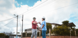 En una jornada marcada por la colaboración y el compromiso ciudadano, el alcalde Germán Flores Meza se unió a los vecinos del barrio El Chofer para participar en una minga de limpieza y mejora del entorno. La actividad contó con el apoyo de maquinaria municipal y personal operativo, reflejando el trabajo coordinado entre autoridades y comunidad.
